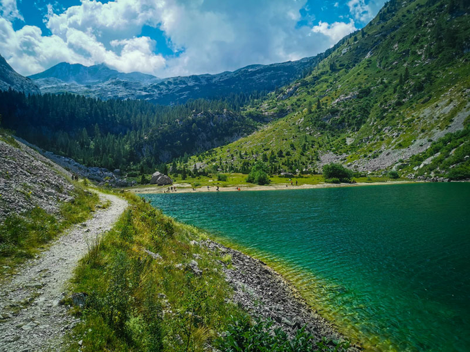 KrnskoJezero1.png - Lep pogled na gladino Krnskega jezera leta 2020