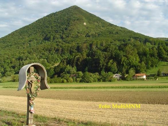 BocZnamen.JPG - Znamenje na križu na polju ob zg. Poljčanah. Zadaj je Boč.