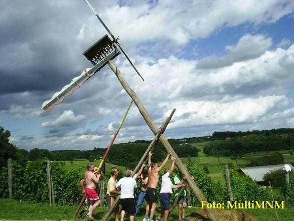 klopotec.JPG - Postavljanje klopotca na Dolgem vrhu pri Poljčanah